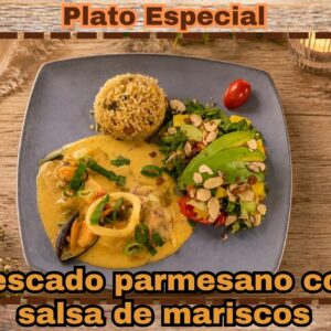 PESCADO PARMESANO CON SALSA DE MARISCOS
